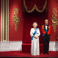 Ada yang berbeda dari area pamer patung lilin keluarga Kerajaan Inggris di Madame Tussauds, London, Inggris, Kamis (9/1/2020). Formasi keluarga yang tadinya terdiri dari enam orang, kini tinggal empat. Hanya ada Ratu Elizabeth II dan Pangeran Philip, Pangeran William dan Kate Middleton. Seharusnya, patung lilin Pangeran Harry dan Meghan Markle juga di situ. Namun, di mana mereka? (Foto: Victoria Jones/PA via AP)