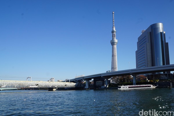 Banyak spot menarik untuk melihat Tokyo Sky Tower ini. Salah satunya adalah dari Sungai Sumida di Asakusa. (Syanti/detikcom) Banyak spot menarik untuk melihat Tokyo Sky Tower ini. Salah satunya adalah dari Sungai Sumida di Asakusa. (Syanti/detikcom)
