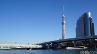 Banyak spot menarik untuk melihat Tokyo Sky Tower ini. Salah satunya adalah dari Sungai Sumida di Asakusa. (Syanti/detikcom)