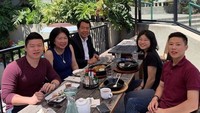 Makan siang dengan anak-anak muda sambil berdiskusi santai juga dilakukan Mari. Di dampingi sang suami, Mari asyik ngobrol dengan millenial. Foto: instagram @maripangestu