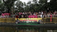 Diketahui ada 2 ribun ikan yang dilepaskan ke danau tersebut.