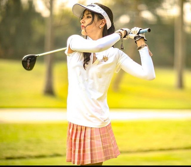 Tak hanya kerap berbagi gaya busana stylish dari merek ternama. Siwi Sidi juga terlihat menikmati gaya hidup mewahnya dengan pergi ke restoran, berbelanja, dan berolahraga. Ini penampilan Siwi Sidi saat menikmati olahraga golf.  Foto: Instagram @w_hadinata