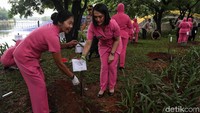 Aksi menanam pohon tersebut juga diikuti oleh ibu-ibu Bhayangkari.