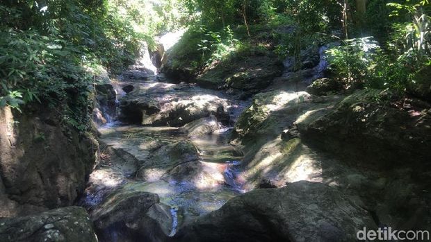 Indahnya Kolam Alami Sebening Kaca Asli dari Sulawesi