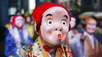 Seorang seniman mengenakan topeng badut tradisional Jepang saat mengikuti gelaran acara Festival Konpira yang digelar di Kuil Kotohiragu, Tokyo, Jumat (10/1/2020).