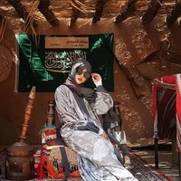 Ini gaya Siwi Sidi saat mengenakan hijab ketika berada di Arab Saudi. Tampil dengan kacamata, penampilannya pun terlihat mencuri atensi. Foto: Instagram @w_hadinata