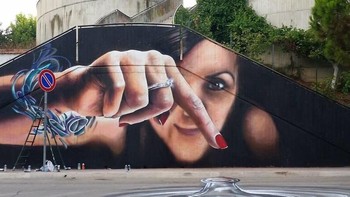 Ia pertama kali belajar melukis dengan medium kanvas. Foto: Caiffa Cosimo/Boredpanda