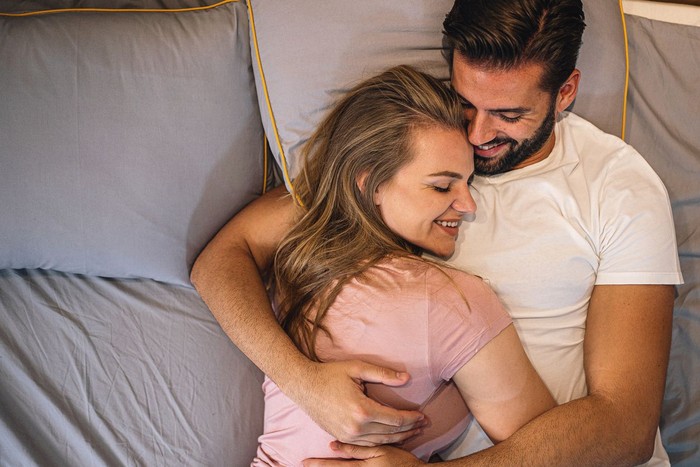 zodiak Young couple lying in the bed early in the morning in bedroom