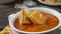 Sup tomat ala italia ini rasanya kecut manis. Asalkan memakai tomat yang masak, rasanya pasti lezat. Coba saja cek cara membuatnya di resep ini. Foto: iStock
