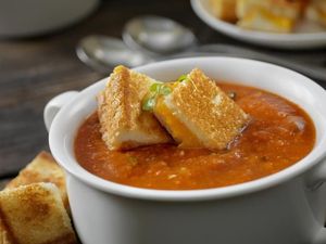 Masak Apa Hari Ini : Sup Tomat dan Ikan Goreng Saus Telur Asin yang Enak