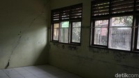 Kondisi bangunan sekolah terlihat rusak parah pascabanjir.
