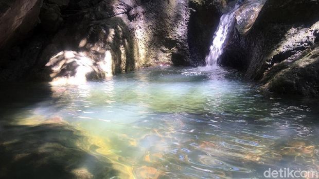 Indahnya Kolam Alami Sebening Kaca Asli dari Sulawesi