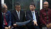 Menlu Jepang Toshimitsu Motegi nampak duduk bersebelahan dengan Direktur Utama PT MRT Jakarta William P Sabandar saat tengah menjajal MRT.