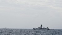 KRI Usman Harun-359 (kanan) bersama KN Pulau Dana-323 dan Pesawat Tempur F16 TNI AU melakukan peran tempur bahaya udara di Laut Natuna, Jumat (10/1/2020). ANTARA FOTO/M Risyal Hidayat.