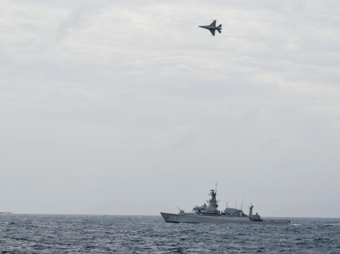 KRI Usman Harun-359 (kanan) bersama KRI Sutedi Senoputra-378 melakukan konvoi saat peran bahaya tempur udara di Laut Natuna, Jumat (10/1/2020). KRI Usman Harun-359 bersama KRI Teuku Umar-385, KRI Sutedi Senoputra-378 dan dua kapal Bakamla tergabung dalam operasi siaga tempur laut Natuna 2020 untuk melakukan operasi pengendalian wilayah laut, khususnya di Zona Ekonomi Eksklusif (ZEE) laut Natuna Utara. ANTARA FOTO/M Risyal Hidayat/ama.