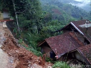 Longsor Terjang Empat Desa di Banjarwangi Garut