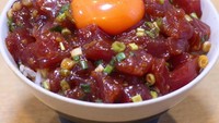 Lauk rice bowl pilihan Toshiya tidak melulu matang. Ada juga lauk mentah seperti sashimi ikan dan kuning telur ini. Foto: Instagram toshiya.sh