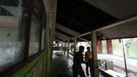 Pihak sekolah masih menunggu bantuan pemerintah untuk memperbaiki bangunan sekolah.
