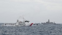 KRI Usman Harun-359 (kanan) bersama KN Pulau Nipah-321 melakukan passing ketika peran tempur bahaya udara di Laut Natuna, Jumat (10/1/2020).  ANTARA FOTO/M Risyal Hidayat.