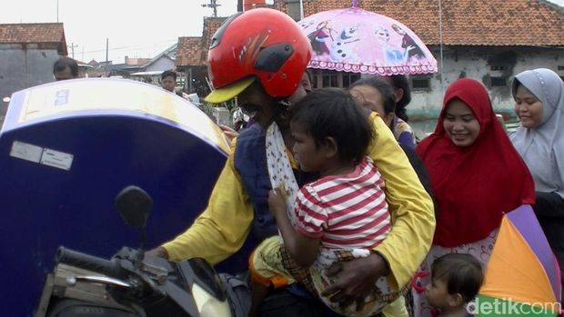 Bertemu Tarmuji, Penjual Roti Viral karena Selalu Gendong Putrinya