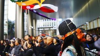 Ada pula seniman yang mengenakan topeng Ebisu yang dikenal sebagai dewa para nelayan dalam kepercayaan orang Jepang saat ikut serta dalam Festival Konpira.