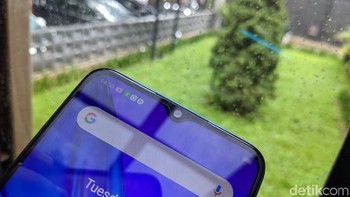 Bagian atas layar terdapat notch tetesan air yang dibuat dengan ukuran kecil. Di bagian notch tersebut terdapat kamera berukuran 8 MP. Foto: Adi Fida Rahman/detikINET