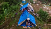Sejumlah warga bertahan di atas tanggul dengan tenda darurat saat mengungsi dari banjir akibat tanggul Sungai Tuntang yang jebol.