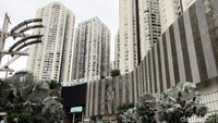 Beberapa warga yang tinggal di apartemen Taman Anggrek tampak sibuk membawa koper-kopernya untuk kembali ke apartemen pasca-mengungsi.