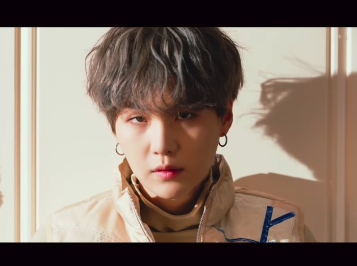 Suga BTS, artis Korea yang bekerja part time sebelum terkenal. Foto: SUGA BTS (dok. YouTube) Suga BTS, artis Korea yang bekerja part time sebelum terkenal. Foto: SUGA BTS (dok. YouTube)