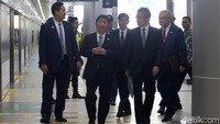Menlu Jepang Toshimitsu Motegi tak sendiri saat menjajal MRT. Ia nampak didampingi Duta Besar Jepang untuk Indonesia, Ishii Masafumi dan Perwakilan Japan International Cooperation Agency (JICA).