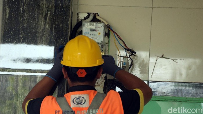 Perumahan Pondok Gede Permai, Bekasi, menjadi salah satu kawasan yang cukup parah terendam banjir. Hari ini petugas PLN memeriksa instalasi listrik di rumah warga.