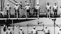 Di saat itu, kapal penjelajah AL Amerika Serikat USS Vincennes mendapat kabar adanya serangan dari kapal-kapal patroli Iran terhadap sebuah helikopter dari kapal tersebut. USS Vincennes pun kemudian mengejar kapal-kapal Iran hingga memasuki perairan Oman yang kemudian terpaksa meninggalkan perairan itu usai diperingatkan sebuah kapal perang AL Oman. AP Photo/Greg English, File.
