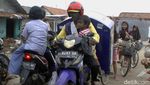 Kisah Penjual Roti yang Berkeliling Sambil Gendong Anak