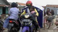 Tarmuji menjalankan kewajiban sebagai kepala rumah tangga dengan menjadi penjual roti keliling untuk menafkahi keluarganya. Selain itu, Tarmuji juga berperan sebagai sosok ibu bagi dua anaknya setelah istrinya, Sistiyati (40), meninggal dunia pada Agustus 2019 lalu.