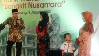 Ketua Dewan Komisioner OJK Wimboh Santoso (kiri) berbincang dengan nasabah saat meresmikan Bank Wakaf Mikro Bangkit Nusantara di Pondok Pesantren Roudlatut Thalibin, Rembang, Jawa Tengah, Kamis (9/1/2020). OJK mencatat hingga akhir tahun 2019 telah berdiri 56 Bank Wakaf Mikro di seluruh Indonesia dengan kumulatif penerima manfaat sebanyak 25.631 nasabah dan total pembiayaan Rp33,92 miliar. Foto: ANTARA FOTO/Maftuh