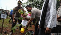 Kapolda Metro Jaya, Irjen Nana Sujana menyebut penanaman pohon itu merupakan bagian dari program Polri Peduli Penghijauan yang diinisiasi Kapolri Jenderal Idham Azis.