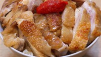Toshiya menyusun potongan daging ayam teriyaki yang manis gurih di atas rice bowl. Ia juga menambahkan saus cabai yang memberi aksen pedas. Nyamm! Foto: Instagram toshiya.sh