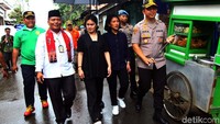 Selain kedua anggota DPR RI termuda itu hadir pula anggota Komisi VI F-Gerindra Muhammad Husein dan anggota DPR Komisi X F-Demokrat Bramantyo Suwondo. Mereka berempat berkeliling meninjau warga yang terdampak banjir di Kelurahan Semanan, Kalideres, Jakarta Barat, Jumat (10/1/2020). 