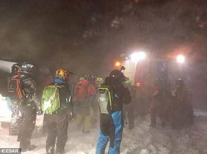 Horor di Islandia: Turis Terjebak Badai Salju 9 Jam