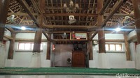 Terdapat tiga pintu berukiran batik mega mendung di bangunan utama masjid. Luas bangunan utamanya sekitar sembilan kali sembilan meter persegi. Di dalamnya terdapat empat tiang besar di tengah. Kemudian sejumlah tiang mengelilingi bangunan utama masjid. (Sudirman Wamad/detikTravel)