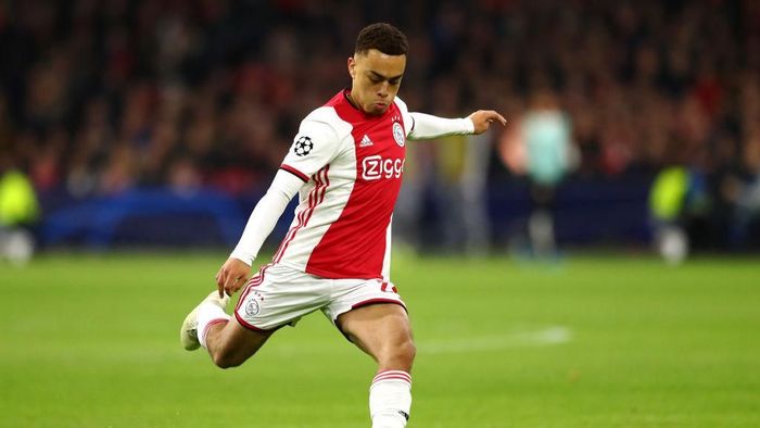 Sergino Dest - Ajax AMSTERDAM, NETHERLANDS - DECEMBER 10: Sergino Dest of Ajax in action during the UEFA Champions League group H match between AFC Ajax and Valencia CF at Amsterdam Arena on December 10, 2019 in Amsterdam, Netherlands. (Photo by Dean Mouhtaropoulos/Getty Images)