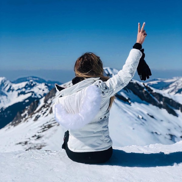 Kayaknya Helen juga suka wisata adventure. Ini gayanya saat hiking di Pegunungan Alpen di Prancis (Instagram/helenstellingholt)
