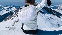 Kayaknya Helen juga suka wisata adventure. Ini gayanya saat hiking di Pegunungan Alpen di Prancis (Instagram/helenstellingholt)
