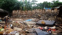 Sejumlah sampah sisa banjir nampak terlihat di dekat tanggul sementara Kali Pesanggrahan, Jakarta.