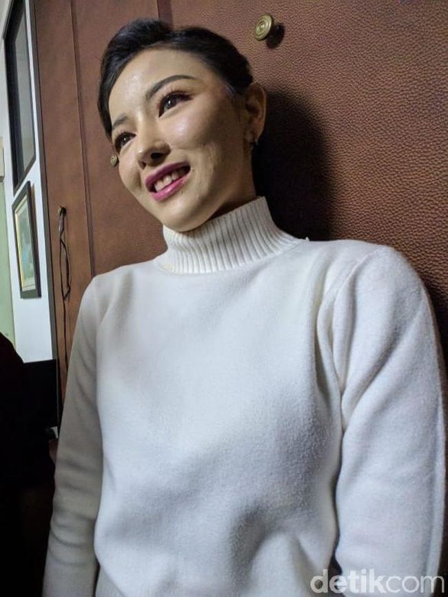 Egri porno aktrisalarning yalangoch fotosuratlari