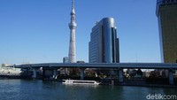 Dari sini Skytree terlihat jelas. Mata dibuat manja ketika melihat sungai, jalan, bangunan dan menara berpadu dalam satu tatapan. Epik! (Syanti/detikcom)