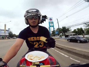 Ngeri Banget! Pria Ini Makan dan Minum Sambil Ngebut Naik Motor
