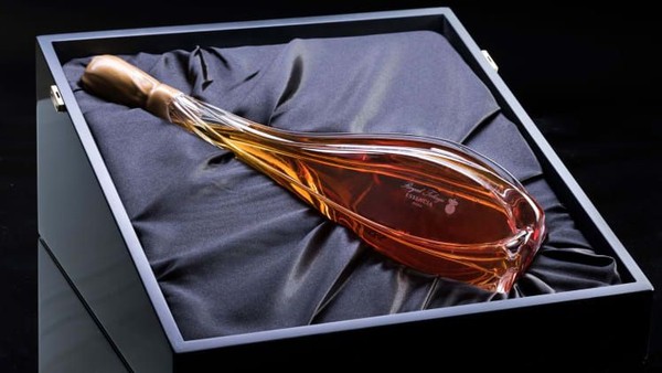 Kemasan wine itu dirancang oleh seniman Hungaria, James Carcass. 18 di antaranya dirilis tahun lalu. Sebagai anggur termahal di dunia saat peluncuran, masih ada tujuh sisa Essencia 2008 dan dijual sebelum tanggal kedaluwarsa pada tahun 2300 (Foto: Royal Tokaji Wine Company/CNN) Kemasan wine itu dirancang oleh seniman Hungaria, James Carcass. 18 di antaranya dirilis tahun lalu. Sebagai anggur termahal di dunia saat peluncuran, masih ada tujuh sisa Essencia 2008 dan dijual sebelum tanggal kedaluwarsa pada tahun 2300 (Foto: Royal Tokaji Wine Company/CNN)
