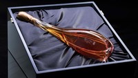 Kemasan wine itu dirancang oleh seniman Hungaria, James Carcass. 18 di antaranya dirilis tahun lalu. Sebagai anggur termahal di dunia saat peluncuran, masih ada tujuh sisa Essencia 2008 dan dijual sebelum tanggal kedaluwarsa pada tahun 2300 (Foto: Royal Tokaji Wine Company/CNN)