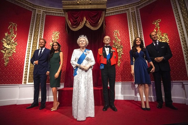 Formasi awal patung lilin keluarga Kerajaan Inggris di Madame Tussauds sebelum pengumuman yang menghebohkan itu. Seperti orang-orang di seluruh dunia, kami juga bereaksi terhadap kabar yang mengejutkan dari Duke dan Duchess of Sussex yang ingin mengundurkan diri dari keluarga senior Kerajaan, kata Steve Davies, general manager Madame Tussauds London seperti dikutip BBC. (Foto: Victoria Jones/PA via AP)
